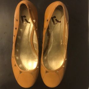 Tan wedge round toe heels with cutouts 10m